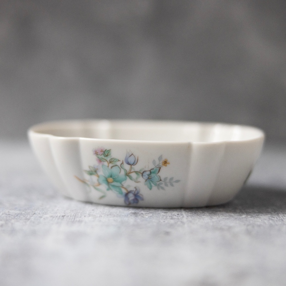 Elizabeth Arden made in Japan soap dish vintage blue purple floral